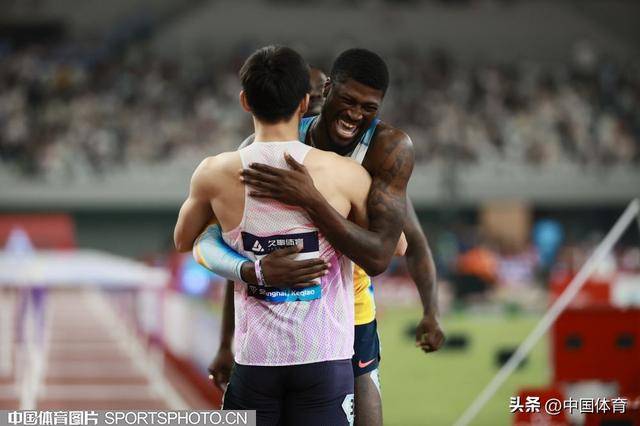 田径男子米栏，美国选手夺冠